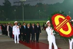 Lãnh đạo Đảng, Nhà nước và đại biểu dự Đại hội đại biểu toàn quốc lần thứ XII của Đảng đến đặt vòng hoa và vào Lăng viếng Chủ tịch Hồ Chí Minh. (Nguồn: TTXVN)