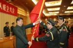Chủ tịch nước Trung Quốc Tập Cận Bình (trái) trao quân kỳ cho Bộ Tổng tư lệnh Lục quân Quân Giải phóng nhân dân (PLA). (Nguồn: THX/TTXVN)