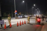 Lực lượng chức năng lập chốt kiểm tra xử lý vi phạm nồng độ cồn. (Ảnh: Đậu Tất Thành/TTXVN)