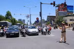 Cảnh sát giao thông đội 4, Phòng Cảnh sát giao thông, Công an thành phố Hà Nội làm nhiệm vụ phân luồng giao thông tại ngã tư Đại Cồ Việt-Xã Đàn-Giải Phóng. (Ảnh: Doãn Tấn/TTXVN)