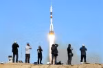 Các phóng viên chụp những bức ảnh về Tàu vũ trụ Soyuz MS-10 rời bệ phóng từ sân bay vũ trụ Baikonur ở Kazakhstan ngày 11/10. (Nguồn: AFP/TTXVN)