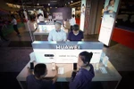 Điện thoại của hãng Huawei được trưng bày tại triển lãm điện tử ở Warsaw, Ba Lan, ngày 12/5/2019. (Ảnh: THX/TTXVN)