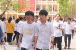 Các thí sinh hoàn thành bài thi tổ hợp Tiếng Anh - Hóa học - Lịch sử chiều ngày 6/6 tại Hội đồng thi trường THPT Hà Huy Tập, thành phố Vinh. (Ảnh: Bích Huệ/TTXVN)
