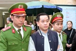 Cảnh sát dẫn giải bị cáo Phan Văn Anh Vũ sau khi Hội đồng xét xử kết thúc tuyên án ngày 30/1. (Ảnh: Văn Điệp/TTXVN)