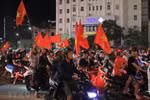 Người người hâm mộ đổ ra đường ăn mừng chiến thắng của đội tuyển bóng đá Việt Nam. (Ảnh: Hồ Cầu/TTXVN)