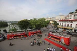 Tuyến buýt 2 tầng City Tour đầu tiên đã chính thức lăn bánh trên đường phố Hà Nội. (Ảnh: Minh Sơn/Vietnam+)