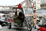 Cảnh sát giao thông kiểm tra xe ba bánh hoạt động trên địa bàn thủ đô. (Ảnh: TTXVN)