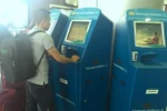 Hành khách đang làm thủ tục check-in tại kios của Vietnam Airlines. (Ảnh: Việt Hùng/Vietnam+)