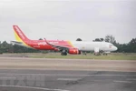 Máy bay hãng hàng không Vietjet bị sự cố nằm giữa đường băng. (Ảnh: Phạm Cường/TXXVN)