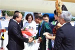 Đại diện Chính phủ Indonesia đón Thủ tướng Nguyễn Xuân Phúc tại sân bay quốc tế Ngurah Rai, thành phố Bali. (Ảnh: Thống Nhất/TTXVN)