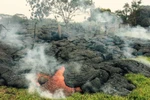 Dung nham trào khỏi núi lửa Kilauea, Hawaii, Mỹ ngày 26/10/2014. (Nguồn: AFP/TTXVN)