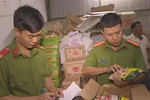 Lực lượng chức năng kiểm tra kho hàng. (Ảnh: TTXVN)