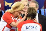 Tổng thống Croatia Kolinda Grabar-Kitarovic an ủi đội trưởng Luka Modric. (Nguồn: AP)