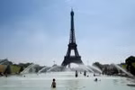  Tháp Eiffel tại thủ đô Paris, Pháp ngày 27/7. (Ảnh: AFP/TTXVN)