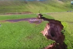 [Video] Siêu hố “tử thần” New Zealand lộ trầm tích 60.000 năm