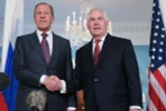 Ngoại trưởng Nga Sergei Lavrov (trái) và Ngoại trưởng Mỹ Rex Tillerson trong cuộc gặp ở Washington, Mỹ ngày 10/5. (Nguồn: AFP/TTXVN)