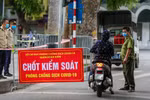Sau khi Chỉ thị 17 của Hà Nội được ban hành, lực lượng chức năng đã lập nhiều chốt kiểm soát phòng chống dịch COVID-19 tại các con đường, khu dân cư, cổng làng trên địa bàn thành phố nhằm kiểm tra những người ra ngoài không cần thiết. (Ảnh: Minh Sơn/Vietn