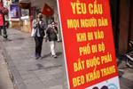 Tình hình COVID-19 tại Hà Nội đang diễn biến phức tạp nên người dân Thủ đô đã chủ động tăng cường các biện pháp chống dịch, đeo khẩu trang và hạn chế đi ra ngoài dịp cuối tuần. (Ảnh: Minh Sơn/Vietnam+) 