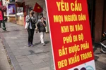 Tình hình COVID-19 tại Hà Nội đang diễn biến phức tạp nên người dân Thủ đô đã chủ động tăng cường các biện pháp chống dịch, đeo khẩu trang và hạn chế đi ra ngoài dịp cuối tuần. (Ảnh: Minh Sơn/Vietnam+) 