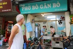 Sau khi Hà Nội cho phép các cửa hàng ăn uống trong nhà được phép hoạt động, nhiều hàng phở đã bắt đầu dọn dẹp đón thực khách trở lại. (Ảnh: Minh Sơn/Vietnam+)