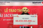 Giải Jackpot sản phẩm Mega 6/45 trị giá 66,6 tỷ đồng vừa được trao cho bà T., đến từ Quảng Ninh. (Ảnh: Vietlott)
