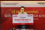 Người chơi may mắn được trao giải Jackpot 75 tỷ đồng. (Ảnh: Vietlott)
