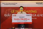 Người chơi may mắn được trao giải Jackpot 75 tỷ đồng. (Ảnh: Vietlott)