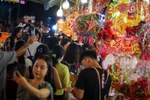 Hà Nội: Phố Hàng Mã chật ních người dân vui chơi dịp rằm Trung thu 