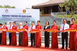 Đại biểu cắt băng khánh thành công trình. (Ảnh: Hoàng Nguyên/TTXVN)