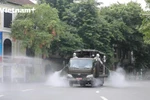 Phun khử khuẩn tại Hà Nội (Ảnh: Hoàng Đạt/Vietnam+)