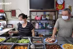 Nhiều chủ quán thận trọng trong ngày đầu mở cửa trở lại đón khách