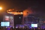Lửa cháy dữ dội tại hiện trường vụ tấn công nhằm vào trung tâm thương mại “Crocus City Hall” ở Moskva, Nga tối 22/3/2024. (Ảnh: THX/TTXVN)