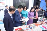 Bí thư Trung ương Đảng, Trưởng Ban Tuyên giáo Trung ương Nguyễn Trọng Nghĩa; Phó Chủ tịch nước Võ Thị Ánh Xuân thăm khu trưng bày các sản phẩm báo chí của Thông tấn xã Việt Nam. (Ảnh: Hoài Nam/Vietnam+)