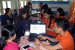 Nhân viên Công ty FPT hỗ trợ người dân truy cập Internet đặt mua vé tàu Tết Đinh Dậu 2017 tại ga Sài Gòn. )Ảnh: Hoàng Hải/TTXVN)