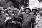 Đại tướng Võ Nguyên Giáp thăm các đơn vị nữ thông tin và nữ quân y đã tham gia Lễ duyệt binh ngày 1/5/1973. (Ảnh minh họa: Vũ Tạo/TTXVN)