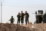 Lực lượng Peshmerga gác tại điểm kiểm soát cuối cùng dẫn vào mặt trận Bartila, cách Mosul 50km về phía đông. (Ảnh: EPA/TTXVN)