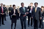 Bộ trưởng Quốc phòng Mỹ Ashton Carter (giữa) và Thứ trưởng Quốc phòng Nhật Bản Kenji Wakamiya (phải) tại cuộc gặp ở căn cứ hải quân Yokosuka ngày 6/12. (Ảnh: EPA/TTXVN)
