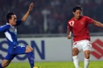Tiền đạo Irfan Bachdim (phải), đội Indonesia trong pha tranh bóng với cầu thủ Kovanh Namthavixay, đội Lào. (Ảnh: AFP/TTXVN)