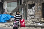 Người dân Syria sơ tán khỏi các khu vực do quân nổi dậy kiểm soát để đến các khu vực đã được quân Chính phủ giải phóng ở Aleppo ngày 13/12. (Ảnh: AFP/TTXVN)