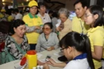 Kiểm tra đường huyết. (Ảnh: Phương Vy/TTXVN)