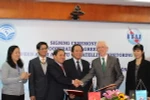 Cục trưởng Cục Tần số vô tuyến điện Đoàn Quang Hoan và Cục trưởng Cục Thông tin vô tuyến - ITU tại lễ ký kết thỏa thuận hợp tác. (Nguồn: mic.gov.vn)