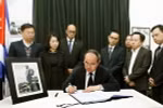 Chủ tịch Ủy ban Trung ương Mặt trận Tổ quốc Việt Nam Nguyễn Thiện Nhân ghi sổ tang tại lễ viếng. (Ảnh: Nguyễn Dân/TTXVN)