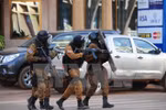 Lực lượng đặc nhiệm Burkina Faso rà soát quanh khu vực bị tấn công khủng bố. (Nguồn: AFP/TTXVN)