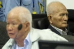 Bị cáo Khieu Samphan (trái) và Nuon Chea tại tòa. (Nguồn: AFP/TTXVN)