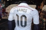 Áo đấu của tiền vệ James Rodriguez được bày bán tại Madrid
