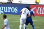 Cận cảnh Luis Suarez cắn thô thiển vào vai Giorgio Chiellini