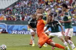 Cận cảnh "cú ngã định mệnh" của Robben đưa Hà Lan vào tứ kết