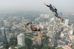 [Photo] Trình diễn nhảy dù Basejumping quốc tế ở Malaysia