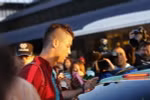 Cristiano Ronaldo gọi taxi về nhà sau khi về tới quê hương