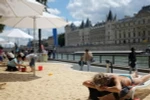Du khách thư giãn trên bãi biển nhân tạo "Paris Plage". (Nguồn: AFP/TTXVN)